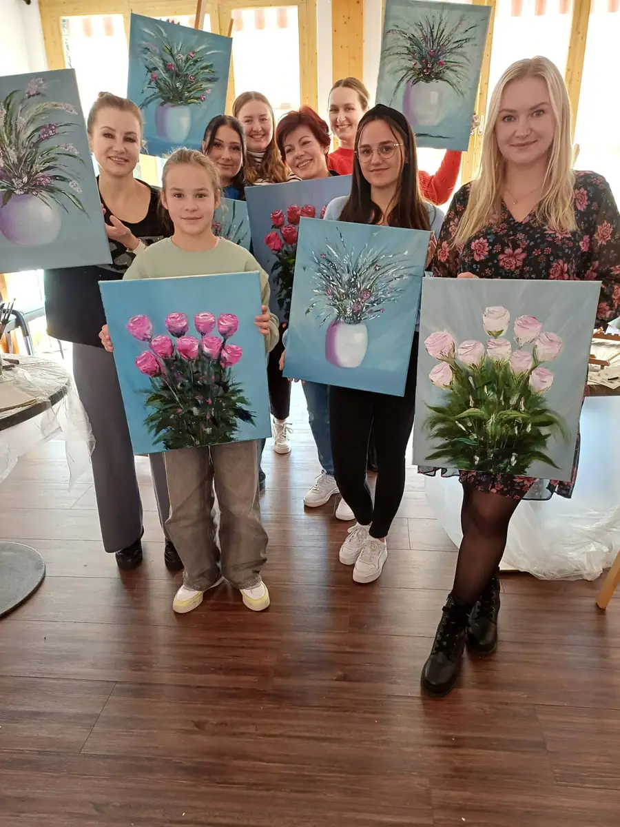Teilnehmerinnen beim Malen im Kreativ-Workshop