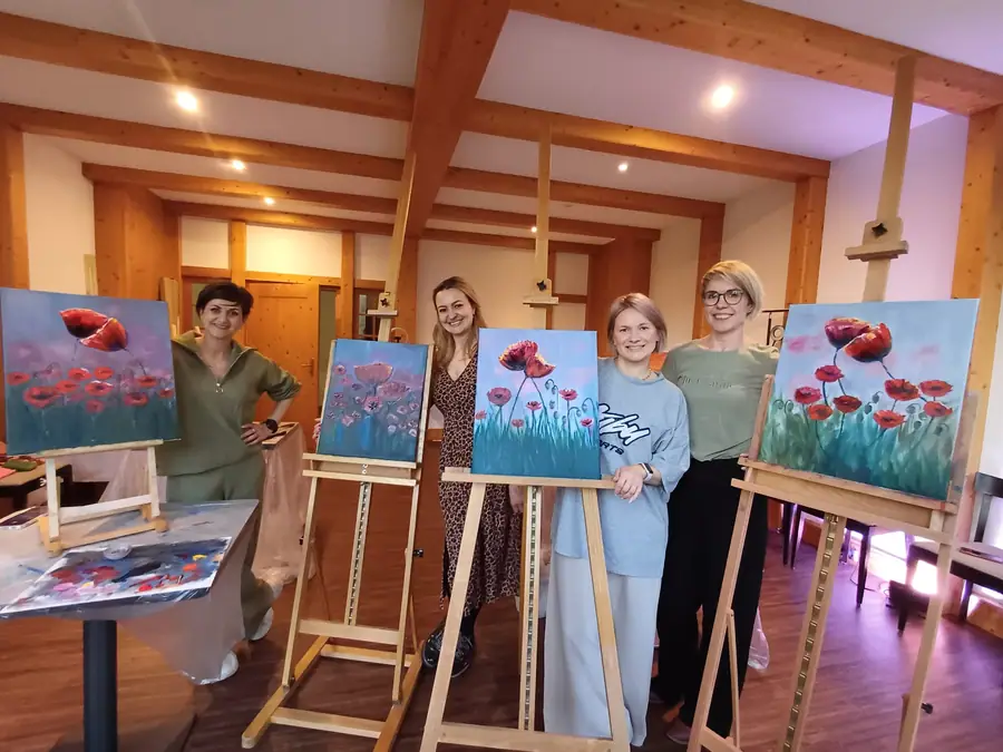 Entstehende Bilder auf den Staffeleien im Atelier
